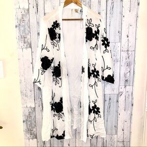 - 1X XL black White embroidered kimono beach